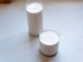 草莓奶冻,将奶油糊加盖保鲜膜，送入冰箱冷藏四小时以上。
