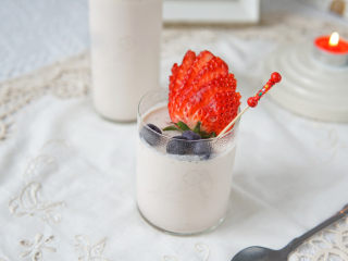 草莓奶冻,吃前可以用草莓在做一下装饰，美丽又美味的草莓奶冻就OK了，奶香浓郁，经过过筛，口感酸酸甜甜非常细腻。