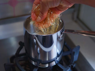 草莓奶冻,泡软后的琼脂，攥干水分，放入小奶锅中。