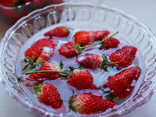 草莓奶冻,草莓冲洗干净浮渣，加盐浸泡杀菌十分钟，再次冲洗干净，控水