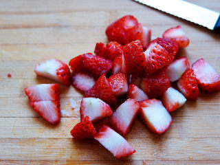 草莓奶冻,草莓去蒂，切成小块，便于打成草莓汁