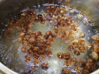 芋泥奶茶,蒸芋头的时候煮珍珠，中火煮20分钟，关火焖15分钟。