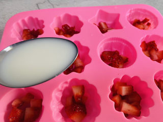 草莓奶冻,舀入牛奶