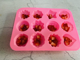 草莓奶冻,草莓粒放入模具中
