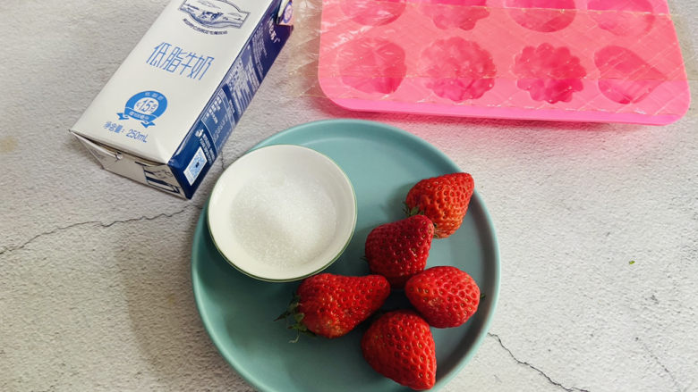 草莓奶冻,准备好食材