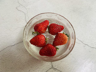 草莓奶冻,草莓清洗干净放入盐水中浸泡片刻