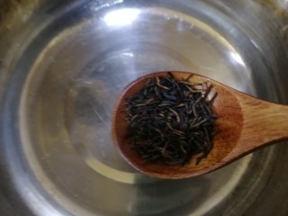 芋泥奶茶,小锅里加清水放入红茶。