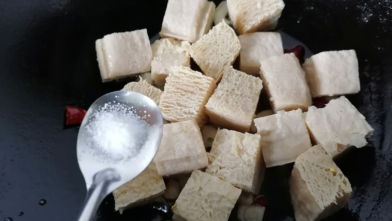 麻辣冻豆腐,加入一勺盐调味
