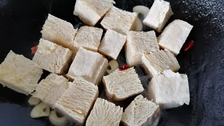 麻辣冻豆腐,放入冻豆腐
