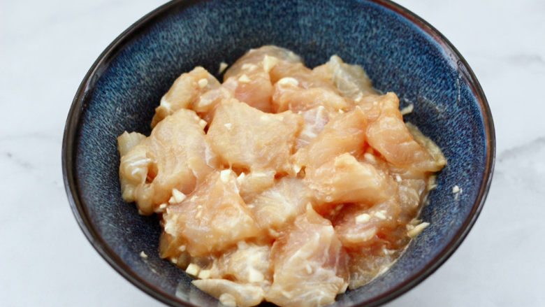 蒜香麻辣龙利鱼,把鱼块翻拌均匀后，腌制20分钟。
