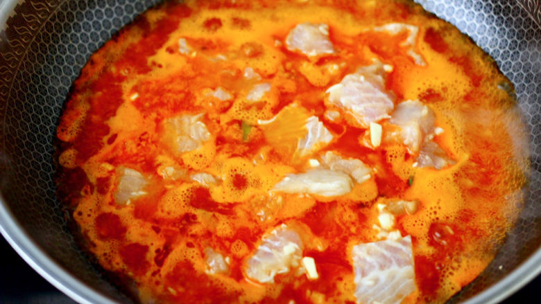 蒜香麻辣龙利鱼,放入腌制好的鱼块。