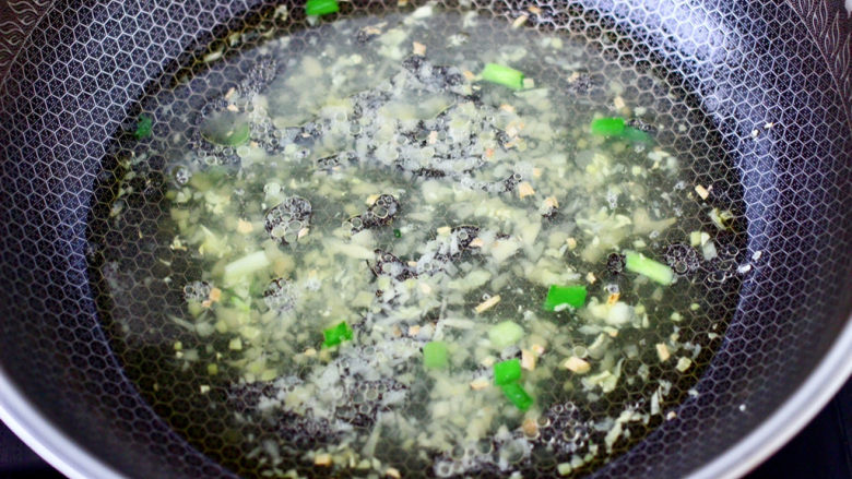 蒜香麻辣龙利鱼,倒入适量的清水。
