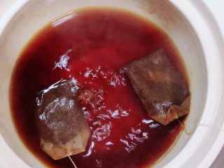 芋泥奶茶,锅中烧开水，放入红茶包，慢煮5分钟。