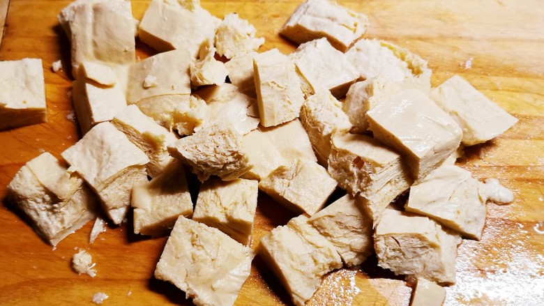 麻辣冻豆腐,切块。