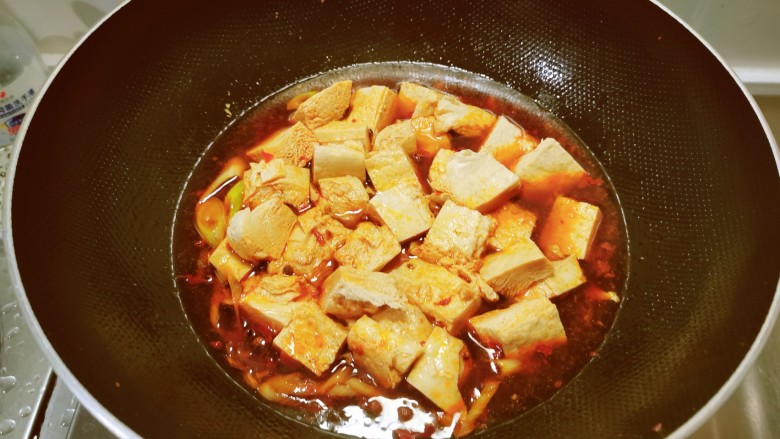 麻辣冻豆腐,烧开。