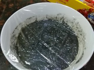 黑芝麻汤圆,盖上保鲜膜，放入冰箱冷冻1小时，取出后，分成若干小份，每份大约8克，放入手心搓圆备用