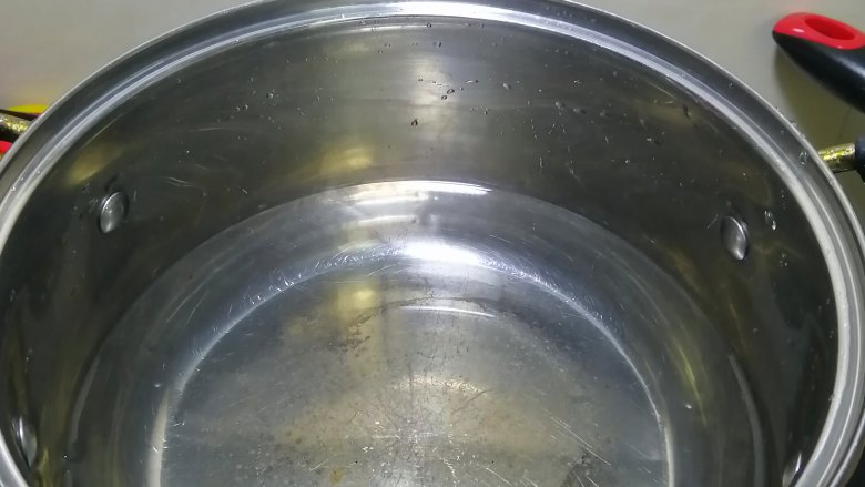 黑芝麻汤圆,锅内加入适量清水烧开