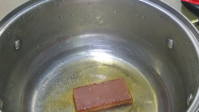 黑芝麻汤圆,锅内重新加入清水，加入黄塘，煮至糖完全溶解