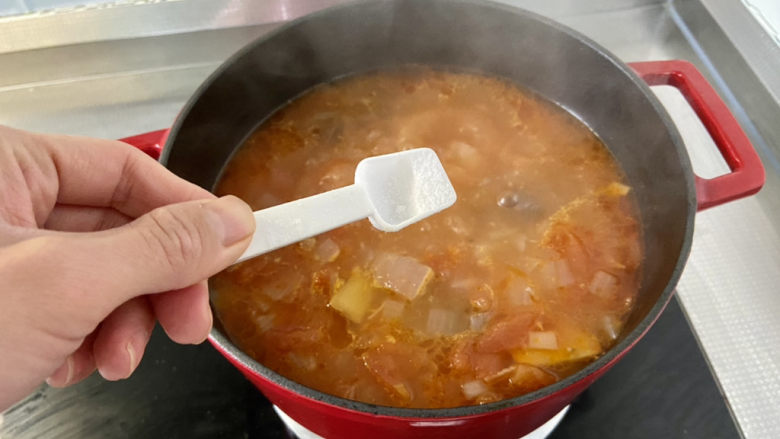 番茄牛骨汤,尝下咸淡，根据自己的口味添加少许食盐