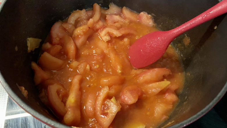番茄牛骨汤,炒出番茄红汁