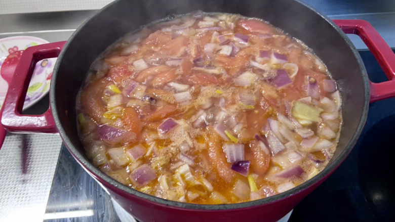 番茄牛骨汤,中大火煮开，撇去小浮末