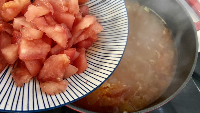 番茄牛骨汤,加入剩余的番茄块，继续小火炖煮15分钟