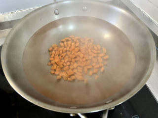 什锦藕丁➕胡萝卜黄瓜炒藕丁,坐锅烧水，水开下胡萝卜块，煮半分钟