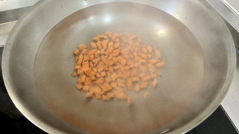 什锦藕丁➕胡萝卜黄瓜炒藕丁,坐锅烧水，水开下胡萝卜块，煮半分钟