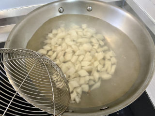 什锦藕丁➕胡萝卜黄瓜炒藕丁,水再开下藕块，煮到水再开