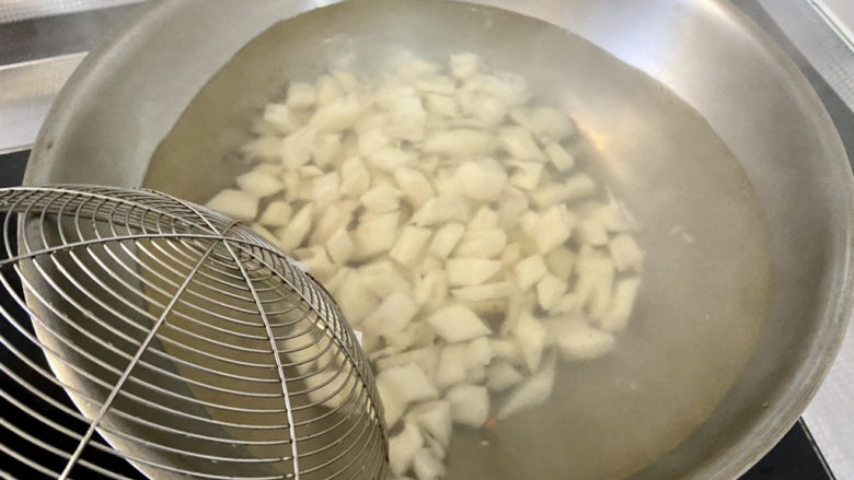 什锦藕丁➕胡萝卜黄瓜炒藕丁,水再开下藕块，煮到水再开
