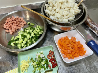 什锦藕丁➕胡萝卜黄瓜炒藕丁,全部食材准备好