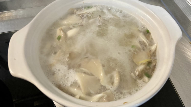平菇豆腐汤,加入适量热水，煮开