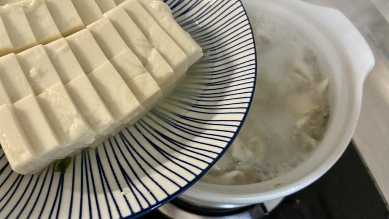 平菇豆腐汤,下豆腐块