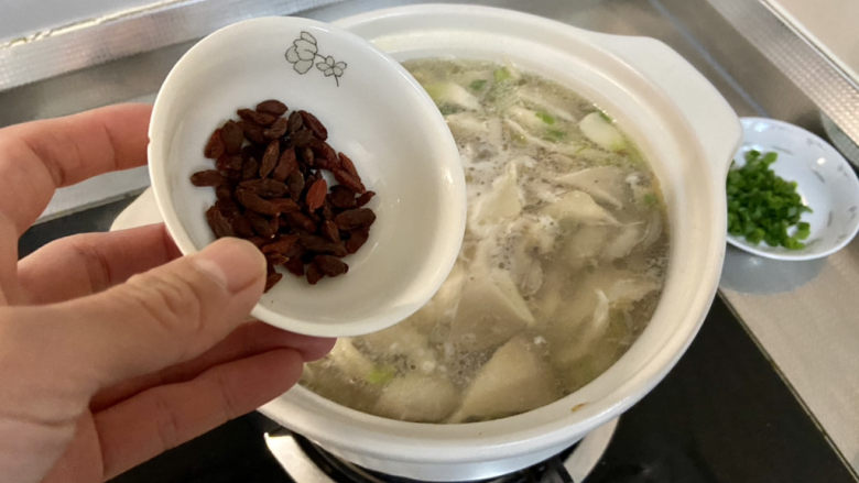 平菇豆腐汤,加入枸杞煮一分钟