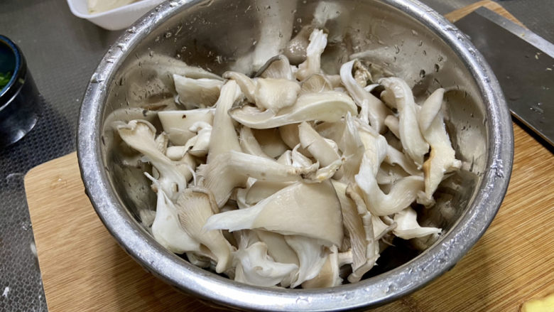 平菇豆腐汤,平菇撕成小朵，清洗干净
