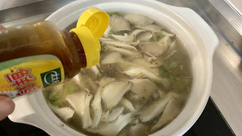 平菇豆腐汤,加入一茶匙太太乐鸡汁