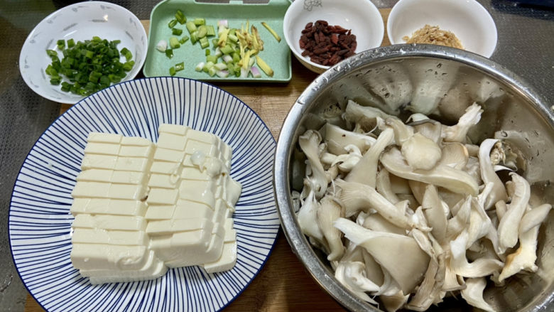平菇豆腐汤,全部食材准备好