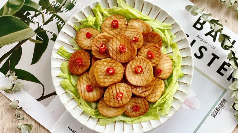 素烧杏鲍菇,盘子底部铺上生菜，摆上杏鲍菇片，点缀小米椒圈即可。