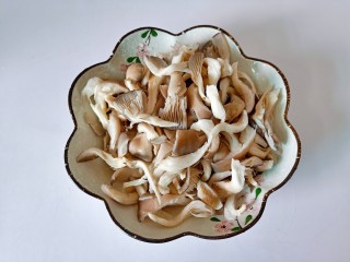 青椒炒平菇,洗好的平菇撕成小块，挤干水分。