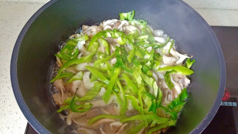 青椒炒平菇,加入切好的青椒丝 翻炒。