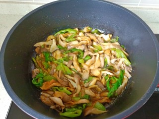 青椒炒平菇,开大火翻炒均匀即可出锅。