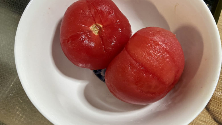西红柿炒土豆片➕肉末番茄土豆片,番茄皮烫过卷起，撕去表皮
