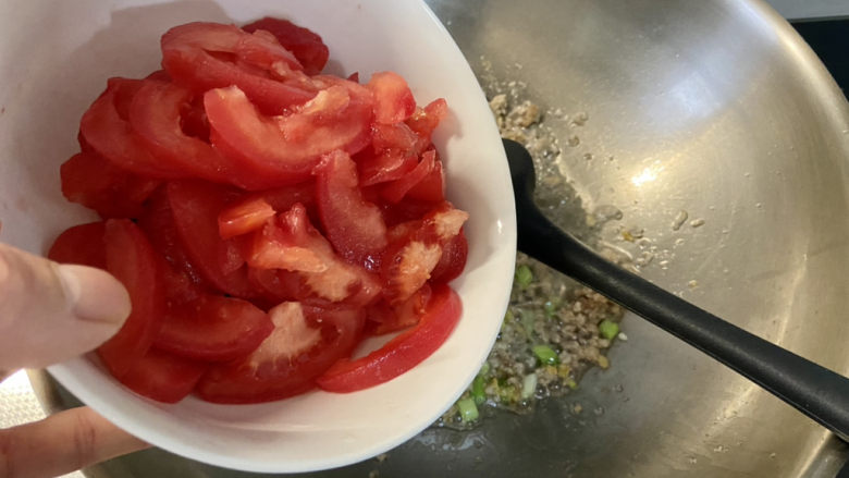 西红柿炒土豆片➕肉末番茄土豆片,转中火下番茄块，翻炒出汁