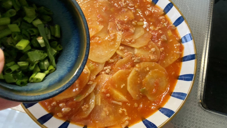 西红柿炒土豆片➕肉末番茄土豆片,装盘，撒葱末，即可