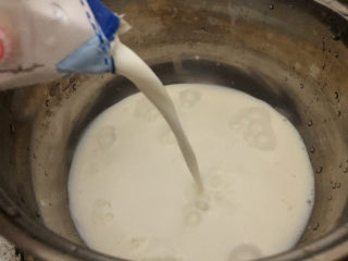 草莓奶冻,把纯牛奶倒入锅里盖上盖（什么锅都可以）