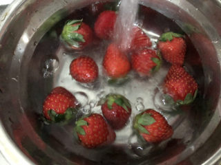 草莓奶冻,把草莓清洗干净