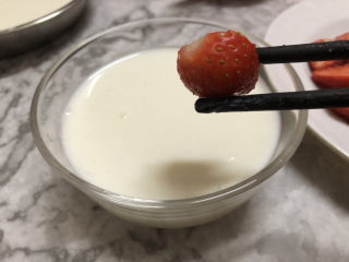 草莓奶冻,然后加入草莓，等待冷却凝固