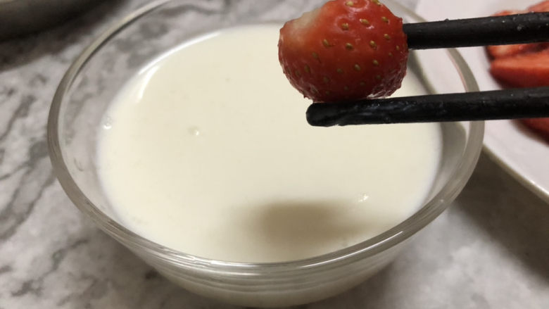 草莓奶冻,然后加入草莓，等待冷却凝固