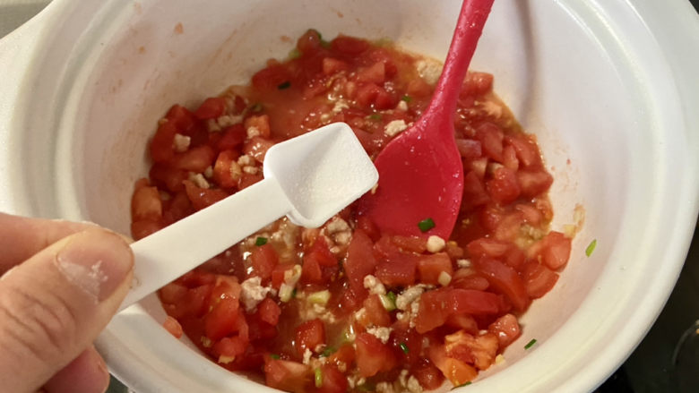 西红柿疙瘩汤➕金针木耳菠菜西红柿疙瘩汤,可以加少许食盐，有助于番茄出汁