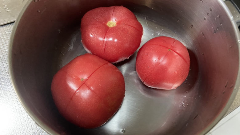 西红柿疙瘩汤➕金针木耳菠菜西红柿疙瘩汤,番茄清洗，表面化十字花刀，